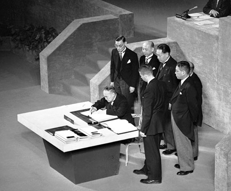 ▲ 샌프란시스코 강화 조약에 서명하는 일본 요시다 시게루 총리. 사진=위키피디아