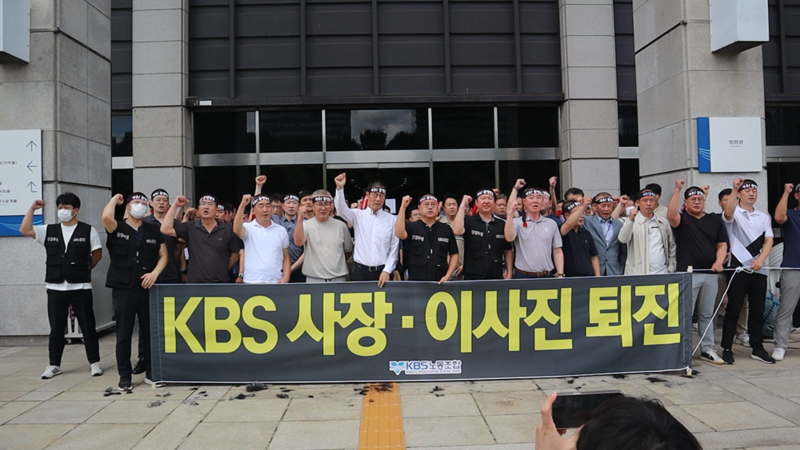▲ 지난 26일 서울 여의도 KBS 본관 앞에서 삭발식을 마친 KBS 구성원들. 사진=새KBS공투위 제공