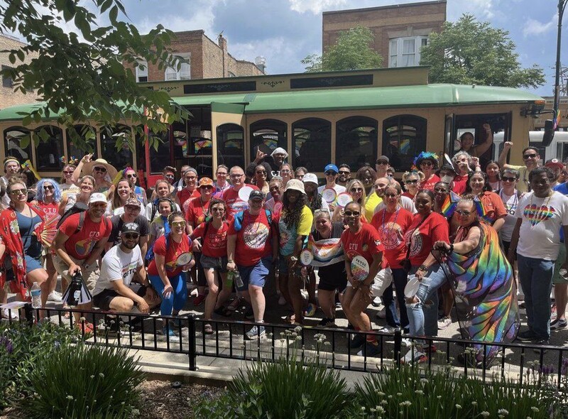 ▲시카고교사노동조합(Chicago Teachers Union)이 프라이드 축제에 참여하고 있는 사진. 시카고교사노조 트위터 갈무리