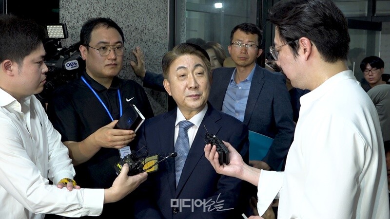 ▲지난달 28일 제6기 방송통신위원장 후보자로 지명된 이동관 대통령실 대외협력특보가 1일 오전 과천정부청사 방통위 인근에 마련된 후보자 사무소로 출근해 기자들의 질의응답에 답하는 모습. 사진=미디어오늘.