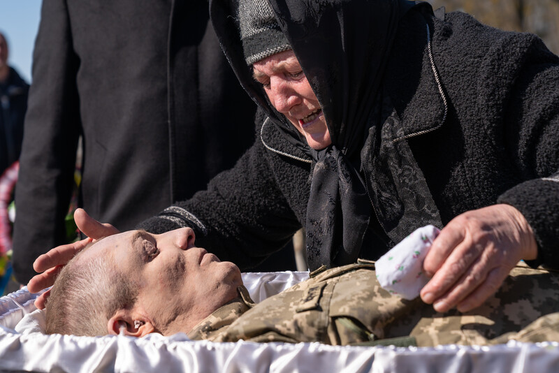 ▲지난해 3월17일, 우크라이나 야보리우 군사기지에서 러시아의 공습으로 사망한 군인의 어머니가 죽은 아들을 바라보며 흐느끼고 있다. ⓒ 장진영