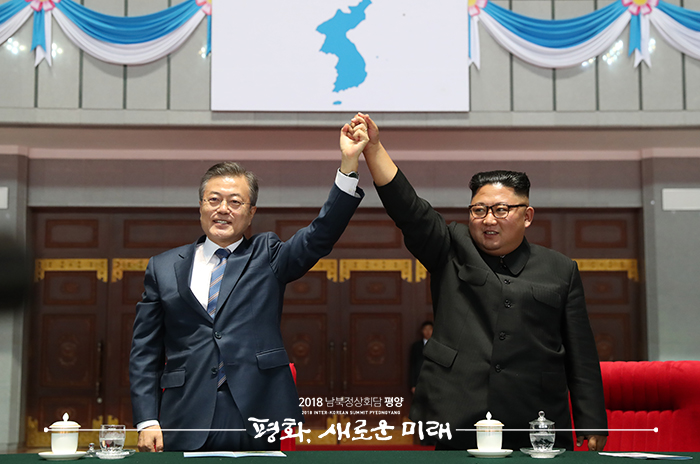 ▲2018년 평양에서 열린 남북정상회담 당시 문재인 대통령(왼쪽)과 김정은 북한 국무위원장의 모습. ⓒ 청와대