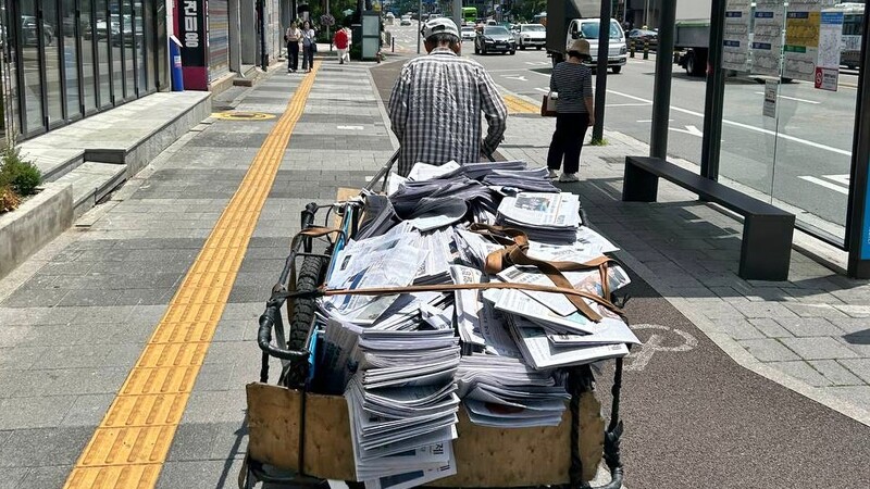 ▲한 노인이 서울시내에서 종이신문 파지를 리어카에 싣고 가는 모습. 사진 속 이미지는 기사 내용과 직접적인 관련이 없습니다. 사진=독자 제공