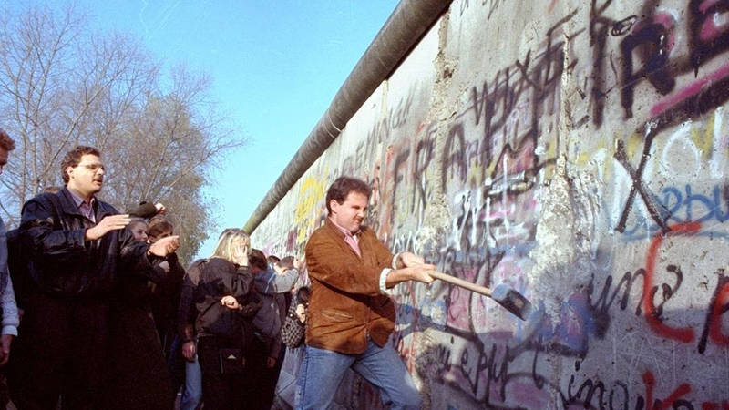 ▲ 1989년 11월 서베를린인이 베를린 장벽을 파괴하고 있는 모습. ⓒ 연합뉴스