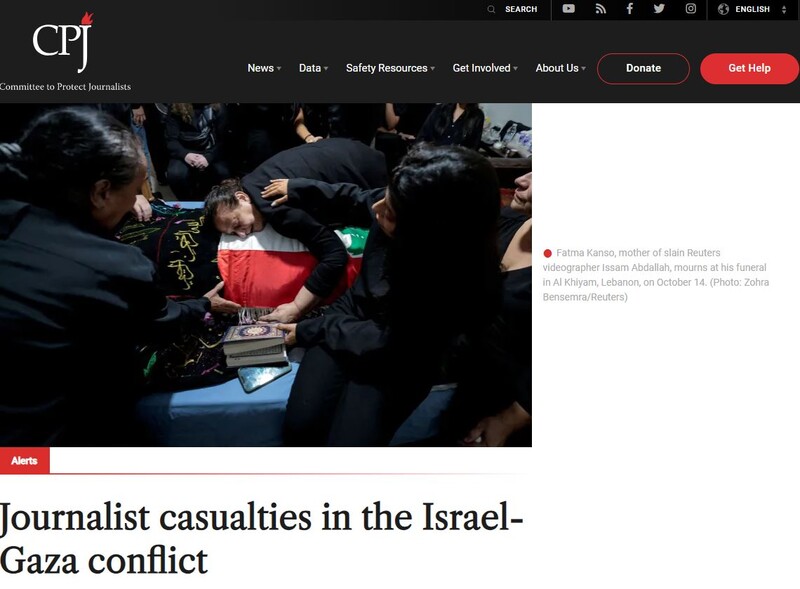 ▲이스라엘 포격으로 사망한 로이터통신 영상기자의 어머니가 오열하는 모습. 언론인보호위원회 웹사이트 갈무리.
