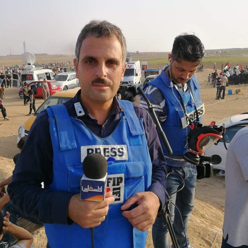 ▲지난 2일 숨진 팔레스타인TV 모하메드 아부 하탑 기자. 아부 하탑 기자가 가자 칸유니스에 있는 자택(아파트) 도착한 직후 이스라엘이 공습해 그와 그의 가족 10명이 숨졌다. ⓒ팔레스타인온라인 트위터