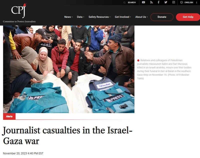 ▲이스라엘 공습으로 사망한 팔레스타인 언론인 하수네 살림 기자와 살리 만수르 기자의 가족과 동료들이 지난 19일 가자지구 남부에서 열린 장례식에서 이들의 시신을 보며 애도하고 있다. CPJ 홈페이지 갈무리