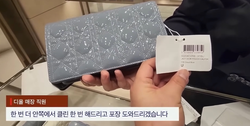 ▲ 유튜브 채널 스픽스가 공개한 김건희 여사의 금품 수수 몰래카메라 영상 가운데 김 여사에게 전할 명품 디올 파우치를 구매하는 모습. 사진=스픽스 화면 갈무리.