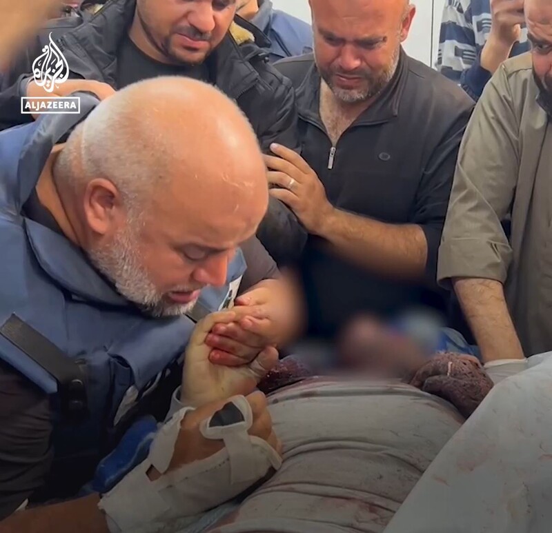 ▲와엘 다흐두 알자지라 가자지국장이 이스라엘 표적 공습으로 취재 도중 숨진 아들 함자 다흐두 기자의 손을 잡고 있다. 알자지라 보도화면 갈무리