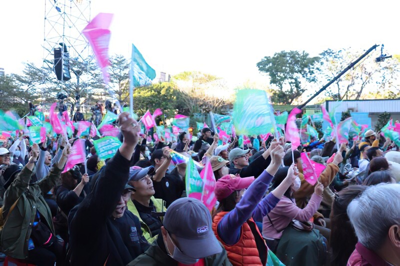 ▲2024 대만 대선 집권 민진당 선거캠프 앞에 모인 지지자들 ⓒ연합뉴스