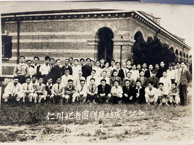 ▲ 1947년 인천기자연맹 결성식 맨뒷줄 왼쪽에서 11번째 검은옷이 이훈기의 부친 이벽. 사진=이훈기 페이스북