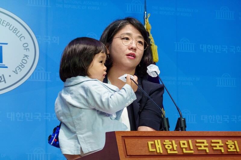 ▲ 지난해 5월 국회에서 자녀와 함께 기자회견을 진행하는 용혜인 의원. 사진=용혜인 의원실