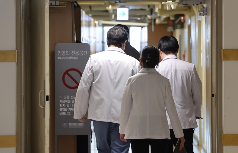▲16일 오전 서울의 한 병원 전공의 전용공간에서 의료진이 이동하고 있는 모습. ⓒ연합뉴스