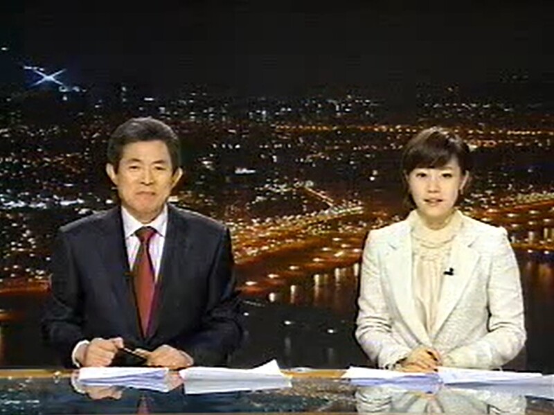 ▲ 2008년 2월1일 엄기영 앵커(왼쪽) 마지막 방송 클로징 장면. 오른쪽은 박혜진 앵커. 사진=MBC 갈무리