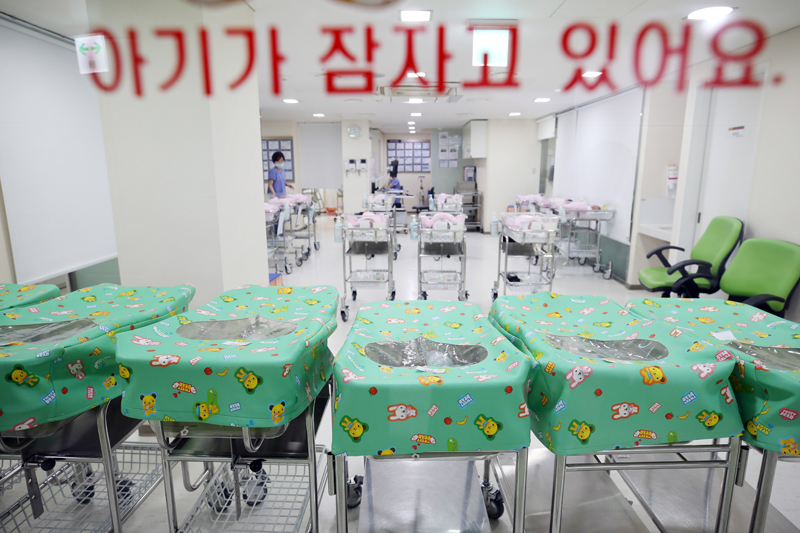 ▲지난해 서울의 한 대형병원 신생아실. ⓒ연합뉴스