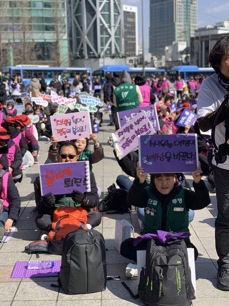 ▲ 8일 낮 12시 한국에서 처음으로 여성파업을 조직한 ‘2024 3·8 여성파업’ 참가자들은 서울 종로구 보신각 앞에 모였다. 사진=윤유경 기자.