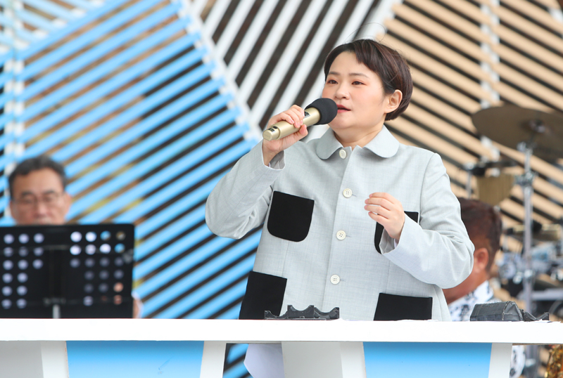 ▲ 대구 달서구 코오롱 야외음악당에서 열린 KBS 1TV ‘전국노래자랑’ 녹화에서 새 MC를 맡은 김신영이 첫 진행을 하고 있다. 달서구에 따르면 이날 녹화 현장에는 시민 3만여 명이 모여들었다. ⓒ 연합뉴스