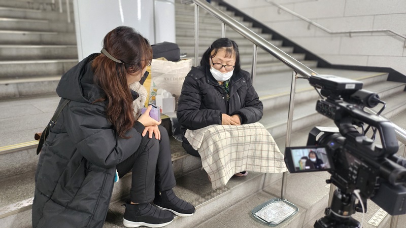 ▲하 기자가 지난 1월 서울역에서 생활하는 여성 노숙인과 인터뷰하는 모습.ⓒKBS