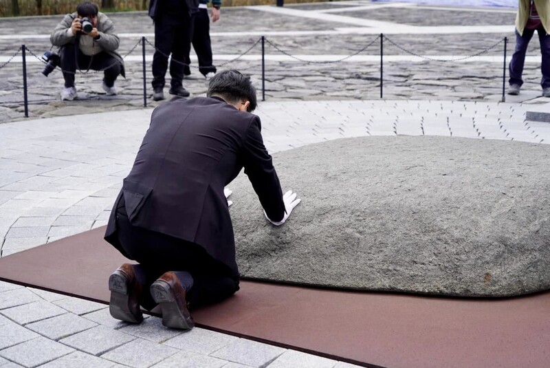 ▲박용진 더불어민주당 의원이 19일 오후 경남 김해 봉하마을의 고 노무현 전 대통령 묘비에서 참배하고 있다. 사진=박용진 페이스북