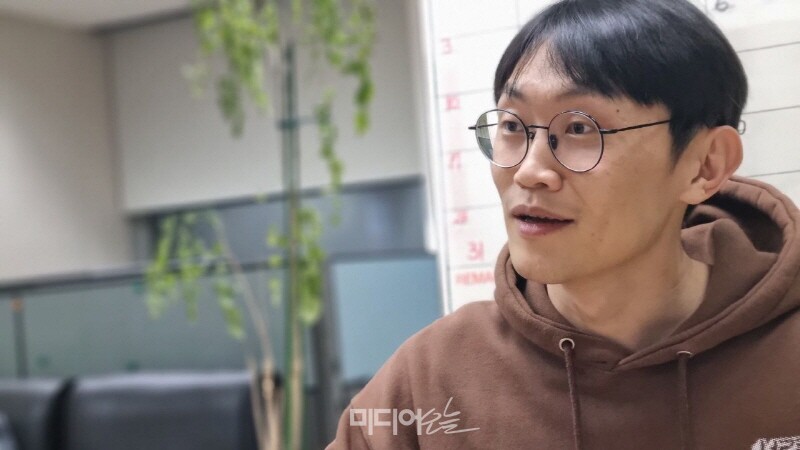 ▲ 지난달 28일 서울 목동 방송회관 방심위 노조사무실에서 인터뷰하고 있는 덕원. 사진=금준경 기자