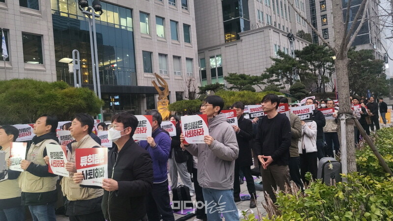 ▲ '류희림 퇴진' 피켓을 들고 있는 덕원. 사진=박재령 기자