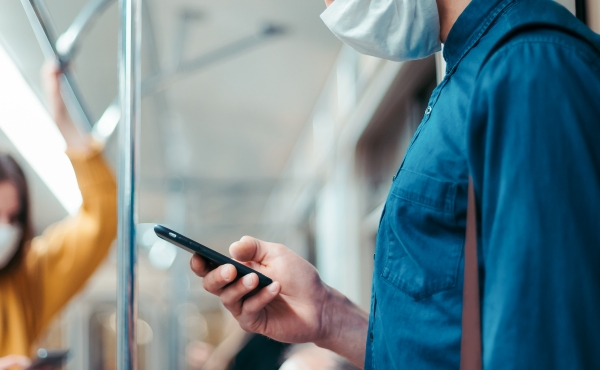 ▲얼굴에 마스크를 착용한 시민들이 지하철 안에서 휴대전화를 보고 있는 모습. 사진=Getty Images Bank