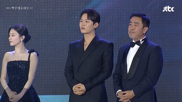 ▲ 지난 7일 '60회 백상예술대상' 대상 수상 자리에 선 드라마 '무빙' 주연 배우들. 사진=JTBC 캡처