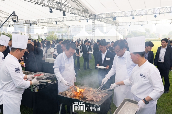 ▲2024년 5월24일 서울 용산 대통령실 잔디마당에서 진행된 '대통령의 저녁 초대' 출입기자 만찬 행사에서 윤석열 대통령과 정진석 비서실장이 고기를 굽고 있다. 사진=대통령실 홈페이지