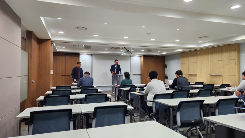 ▲ 28일 오전 열린 임시주주총회 현장. 이존백 대표이사가 발언하고 있는 모습. 사진=전국언론노동조합 스포츠서울지부 제공.