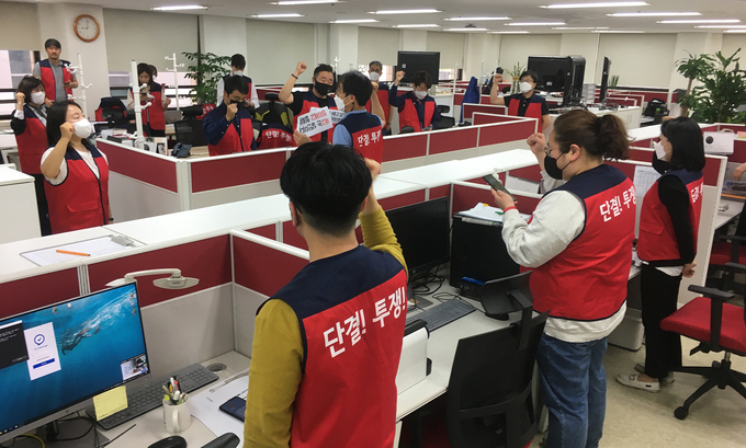 ▲ 스포츠서울 구성원들이 2021년 사측의 정리해고 강행을 규탄하며 출근투쟁을 벌이는 모습. 전국언론노조 스포츠서울지부와 사측은 정리해고 사건 후 내부 혼란 수습과 신뢰 회복을 위해 '노사상생협약'을 체결했다. 사진=전국언론노조 스포츠서울지부