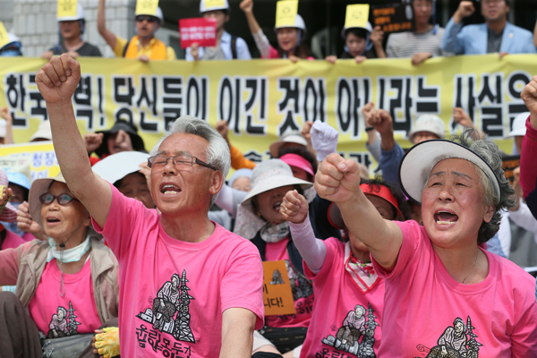 ▲ 2014년 6월16일 오후 서울 강남구 삼성동 한국전력 본사 앞에서 열린 ‘밀양 송전탑 행정대집행 항의 기자회견’에서 참가자들이 구호를 외치고 있다. ⓒ 연합뉴스