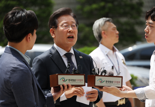 ▲이재명 더불어민주당 대표가 지난 14일 서울 서초동 서울중앙지법에서 열리는 공직선거법 관련 재판에 출석하기에 앞서 취재진 앞에서 입장을 말하고 있다. ⓒ연합뉴스