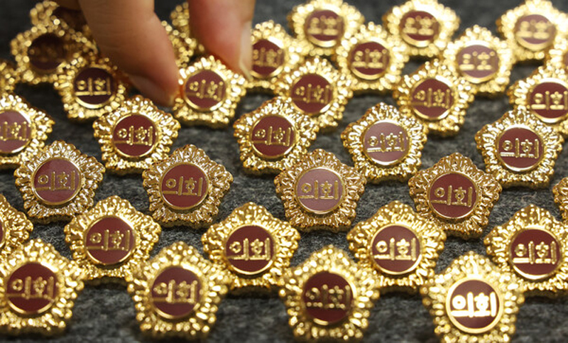 ▲ 2022년 6월7일 오후 경기도 수원시 경기도의회에서 직원들이 제8회 전국동시지방선거에서 당선된 경기도의회 의원들에게 지급할 배지를 정리하고 있다. (※ 위 사진은 해당 칼럼과 직접적인 관련이 없습니다) ⓒ 연합뉴스