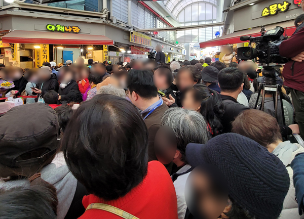 ▲ 지난 3월14일 김해 외동전통시장에서 한동훈 국민의힘 비상대책위원장을 기다리며 카메라를 설치했다. 사진=김연수 기자