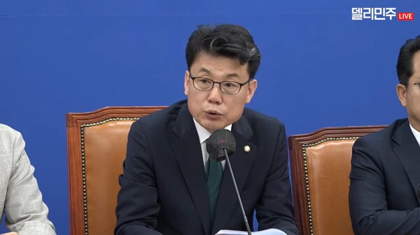 ▲진성준 더불어민주당 정책위의장이 9일 원내대책회으에서 이진숙 방송통신위원장 후보자를 두고 극우적 언론관으로 윤석열 캠프에서도 퇴출된 바 있는 극우편향인사라고 비판하고 있다. 사진=더불어민주당 영상 갈무리