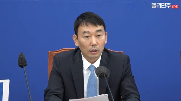 ▲김용민 더불어민주당 원내정책수석 부대표가 9일 원내대책회의에서 이진숙 방송통신위원장 후보자가 극우유튜버 인식을 갖고 있는 인물이라며 윤 대통령에게 안성맞춤 인사일지는 모르겠으나 방송장악과 언론통제를 하려는 것은 국민에 대한 선전포고라고 비판하고 있다. 사진=더불어민주당 영상 갈무리