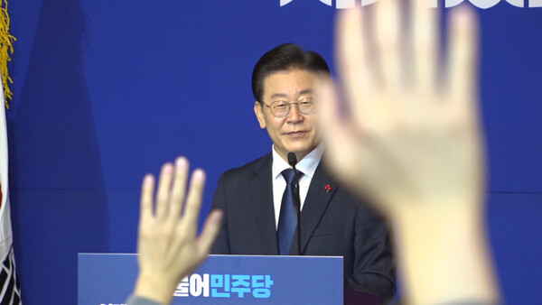▲Lee Jae-myung, chef du Parti démocratique de Corée, lève la main pour que les journalistes posent des questions lors de la conférence de presse du Nouvel An 2023 qui s'est tenue à Sarangjae de l'Assemblée nationale. Photo = Capture de la vidéo d'aujourd'hui à partir de Media