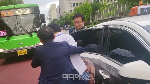 ▲ 지난 23일 기습적으로 방심위원장 호선 후 노조와 기자들을 피해 전력질주로 택시를 잡아 타는 류희림 위원장. 사진=박재령 기자