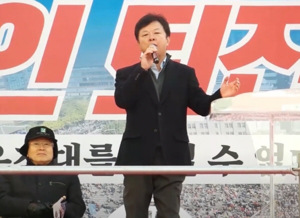 ▲ 2020년 1월, 임무영 당시 서울고검 검사가 퇴직 직후 전광훈 집회에 참석하여 발언하는 모습. 뉴데일리TV 갈무리