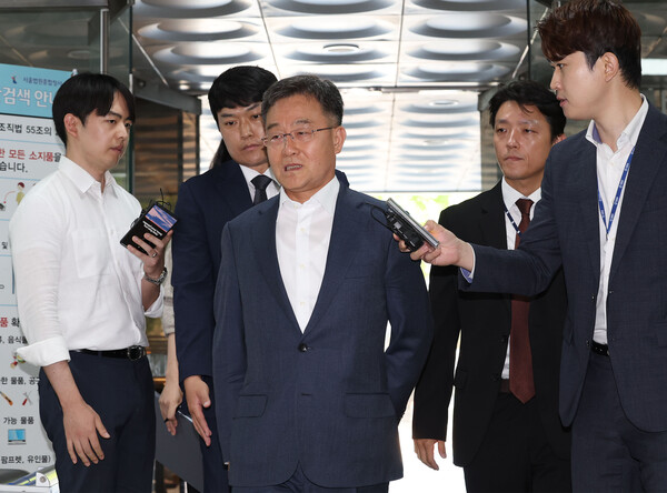 ▲배임증재 등의 혐의를 받고 있는 대장동 민간업자 화천대유자산관리 대주주 김만배 씨가 지난달 20일 서울중앙지법에서 열린 영장실질심사에 출석하기 위해 법정으로 향하고 있다. ⓒ연합뉴스