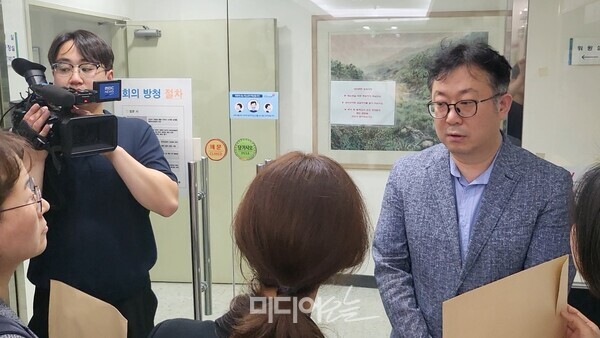 ▲ '민원사주' 의혹 관련 증거자료를 직접 제출하겠다는 제보자 측과 이를 가로막고 있는 방심위 운영지원팀장. 사진=박재령 기자