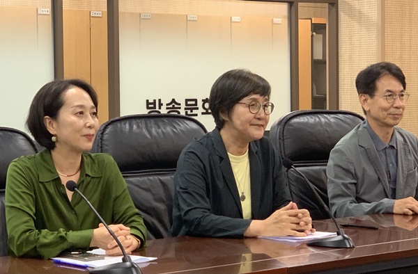 ▲ 방문진 권태선 이사장(가운데)과 김기중(오른쪽), 박선아(왼쪽) 이사 등 3인은 지난달 26일 서울행정법원의 인용 판결 직후 서울 마포구 방문진 회의실에서 입장을 밝혔다. 사진=윤유경 기자.