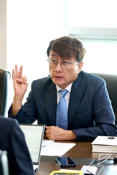 ▲  지난 4일 오후 서울 마포구 상암 MBC 본사에서 미디어오늘과 인터뷰하는 안형준 MBC 사장. 사진=MBC 제공.