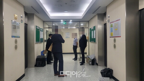 ▲ 10일 경찰이 서울 목동 방송회관 18층에서 압수수색 전 집행대기하고 있다. 사진=박재령 기자