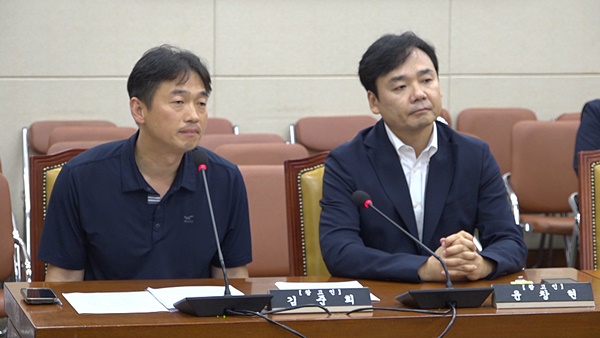 ▲ 지난 13일 국회 현안질의에 출석한 김준희 언론노조 방송통신심의위원회지부장(왼쪽)과 윤창현 전국언론노동조합위원장. 사진=미디어오늘