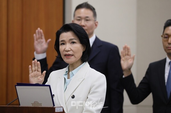 ▲7일 오후 3시경 국회 과방위 국정감사장에 출석한 이진숙 위원장. 사진=김용욱 기자.