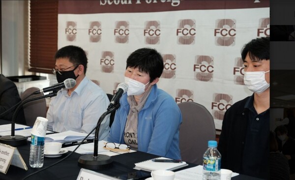 ▲경북 칠곡물류센터에서 일하던 일용직 노동자 고 장덕준씨 어머니 박미숙씨가 지난 2021년 4월20일 언론노조가 개최한 쿠팡 노동실태 및 언론 ‘재갈 물리기’ 규탄 외신기자 간담회에서 기자 질문에 답변하고 있다. 사진=언론노조