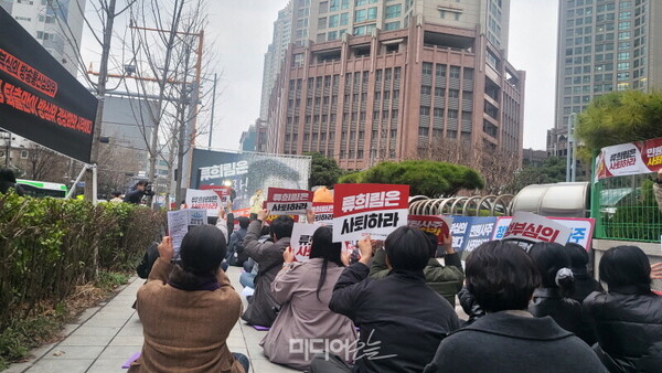 ▲ 지난 3월 서울 목동 방송회관 앞에서 열린 '류희림 사퇴' 결의대회. 사진=박재령 기자