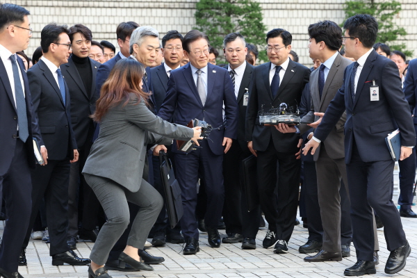 ▲공직선거법상 허위 사실 공표 혐의를 받는 더불어민주당 이재명 대표가 15일 오후 서울 서초구 서울중앙지법에서 열린 1심 선고공판에 출석하고 있는 모습. ⓒ연합뉴스