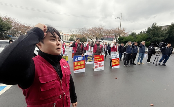 ▲ 지난 27일 JIBS제주방송 사옥 앞마당에서 열린 ‘2024 총력투쟁 집중 결의대회’ 모습. 사진=전국언론노동조합 JIBS지부 제공.